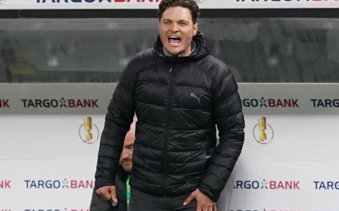 Dortmunds Trainer Edin Terzic könnte den BVB trotz der Erfolge verlassen. Grund: Marco Rose kommt. Foto: Michael Sohn/AP-Pool/dpa
