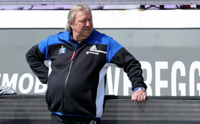 Horst Hrubesch und der HSV vergaben in Osnabrück die letzte Aufstiegschance. Foto: Friso Gentsch/dpa