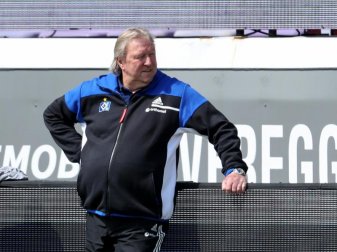 Horst Hrubesch und der HSV vergaben in Osnabrück die letzte Aufstiegschance. Foto: Friso Gentsch/dpa Horst Hrubesch und der HSV vergaben in Osnabrück die letzte Aufstiegschance. Foto: Friso Gentsch/dpa