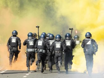 In Dresden kam es zu Ausschreitungen zwischen Dynamo-Fans und der Polizei. Foto: Sebastian Kahnert/dpa In Dresden kam es zu Ausschreitungen zwischen Dynamo-Fans und der Polizei. Foto: Sebastian Kahnert/dpa