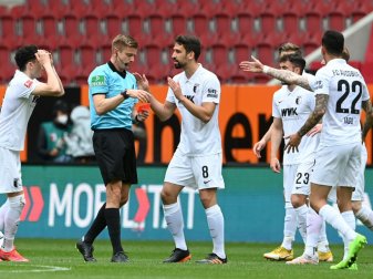 Schri Schröder gibt Ruben Vargas die Rote Karte Schri Schröder gibt Ruben Vargas die Rote Karte