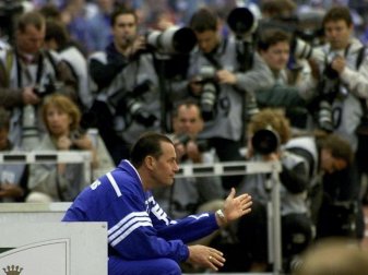 War 2001 Trainer der Schalker, denen die schon sicher geglaubte Meisterschale noch entrießen wurde: Huub Stevens. Foto: Franz Peter Tschauner/dpa War 2001 Trainer der Schalker, denen die schon sicher geglaubte Meisterschale noch entrießen wurde: Huub Stevens. Foto: Franz Peter Tschauner/dpa