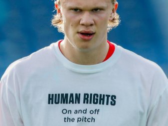 Norwegens Star Erling Haaland trägt ein T-Shirt mit der Aufschrift "Human Rights. On and off the pitch" (Menschenrechte. Auf und neben dem Spielfeld). Foto: Fermin Rodriguez/AP/dpa Norwegens Star Erling Haaland trägt ein T-Shirt mit der Aufschrift "Human Rights. On and off the pitch" (Menschenrechte. Auf und neben dem Spielfeld). Foto: Fermin Rodriguez/AP/dpa