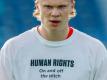 Norwegens Star Erling Haaland trägt ein T-Shirt mit der Aufschrift "Human Rights. On and off the pitch" (Menschenrechte. Auf und neben dem Spielfeld). Foto: Fermin Rodriguez/AP/dpa