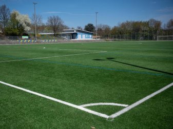 Männer und Frauen sollen künftig im Amateurfußball gemeinsam in einer Mannschaft spielen dürfen, fordert DfB-Vize Günter Distelrath. Foto: Sebastian Gollnow/dpa Männer und Frauen sollen künftig im Amateurfußball gemeinsam in einer Mannschaft spielen dürfen, fordert DfB-Vize Günter Distelrath. Foto: Sebastian Gollnow/dpa