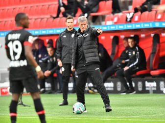 Unter Trainer Friedhelm Funkel (M.) hat der 1. FC Köln von fünf Spielen nur zwei verloren. Foto: Martin Meissner/AP-Pool/dpa Unter Trainer Friedhelm Funkel (M.) hat der 1. FC Köln von fünf Spielen nur zwei verloren. Foto: Martin Meissner/AP-Pool/dpa