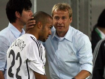 Vor der WM 2006 holten Bundestrainer Jürgen Klinsmann (r) und Joachim Löw David Odonkor in den DFB-Kader. Foto: Oliver Berg/dpa Vor der WM 2006 holten Bundestrainer Jürgen Klinsmann (r) und Joachim Löw David Odonkor in den DFB-Kader. Foto: Oliver Berg/dpa