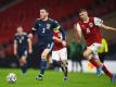 Andy Robertson (l.) vom FC Liverpool ist Teil des Kaders