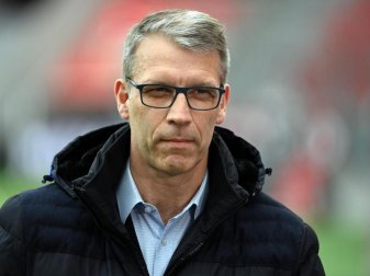 Peter Knäbel stellt den Schalke-Kader neu auf. Foto: Federico Gambarini/dpa POOL/dpa