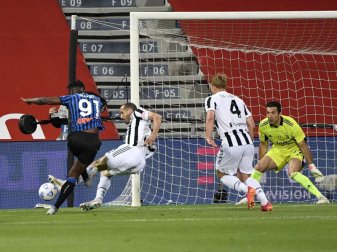 Gianluigi Buffon (r) gewann mit Juventus Turin den italienischen Pokal. Foto: Fabrizio Corradetti/LaPresse via ZUMA Press/dpa Gianluigi Buffon (r) gewann mit Juventus Turin den italienischen Pokal. Foto: Fabrizio Corradetti/LaPresse via ZUMA Press/dpa