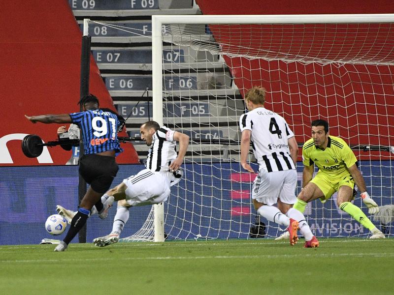Gianluigi Buffon (r) gewann mit Juventus Turin den italienischen Pokal. Foto: Fabrizio Corradetti/LaPresse via ZUMA Press/dpa