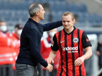 Kann den Weggang von Eintracht-Trainer Adi Hütter (l) nicht ganz nachvollziehen: Sebastian Rode. Foto: Arne Dedert/dpa