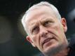 Glaubt wieder an volle Bundesliga-Stadien nach Corona: Freiburg-Coach Christian Streich. Foto: Tom Weller/dpa
