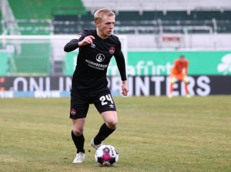 Der Nürnberger Mats Möller Daehli spielt den Ball. Foto: Daniel Karmann/dpa/Archivbild