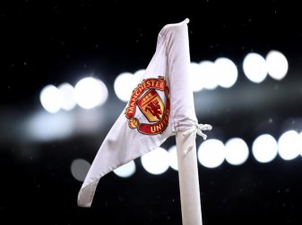 Eine Eckfahne mit dem Logo von Manchester United. Foto: Alex Pantling/PA Wire/dpa Eine Eckfahne mit dem Logo von Manchester United. Foto: Alex Pantling/PA Wire/dpa