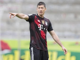 Möchte zum alleinigen Bundesliga-Torrekordhalter werden: Bayerns Star-Stürmer Robert Lewandowski. Foto: Tom Weller/dpa Möchte zum alleinigen Bundesliga-Torrekordhalter werden: Bayerns Star-Stürmer Robert Lewandowski. Foto: Tom Weller/dpa