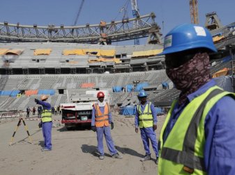 Bauarbeiter arbeiten am Lusail-Stadion, einem der Stadien der WM 2022. Foto: Hassan Ammar/AP/dpa Bauarbeiter arbeiten am Lusail-Stadion, einem der Stadien der WM 2022. Foto: Hassan Ammar/AP/dpa