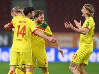 Köln wird vor dem Spiel gegen Schalke von Fans empfangen Köln wird vor dem Spiel gegen Schalke von Fans empfangen