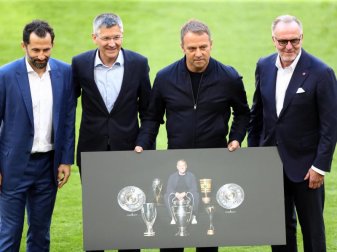 Bayerns Sportvorstand Hasan Salihamidzic, Präsident Herbert Hainer und Vorstandschef Karl-Heinz Rummenigge verabschieden Trainer Hansi Flick. Foto: Matthias Schrader/AP-Pool/dpa Bayerns Sportvorstand Hasan Salihamidzic, Präsident Herbert Hainer und Vorstandschef Karl-Heinz Rummenigge verabschieden Trainer Hansi Flick. Foto: Matthias Schrader/AP-Pool/dpa
