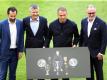 Bayerns Sportvorstand Hasan Salihamidzic, Präsident Herbert Hainer und Vorstandschef Karl-Heinz Rummenigge verabschieden Trainer Hansi Flick. Foto: Matthias Schrader/AP-Pool/dpa