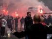 Der Mannschaftsbus des 1. FC Köln wird von den Fans mit Pyrotechnik am Stadion begrüßt. Foto: Marius Becker/dpa