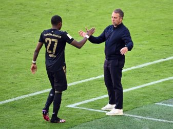 Bayern-Trainer Hansi Flick (r) bedankt sich bei David Alaba nach dessen Auswechslung. Foto: Sven Hoppe/dpa-Pool/dpa Bayern-Trainer Hansi Flick (r) bedankt sich bei David Alaba nach dessen Auswechslung. Foto: Sven Hoppe/dpa-Pool/dpa