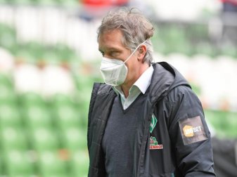 Werders Geschäftsführer Frank Baumann geht nach dem Abstieg über den Platz. Foto: Carmen Jaspersen/dpa Werders Geschäftsführer Frank Baumann geht nach dem Abstieg über den Platz. Foto: Carmen Jaspersen/dpa