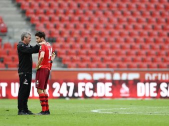 Kölns Trainer Friedhelm Funkel (l) und Kapitän Jonas Hector reden nach dem Spiel miteinander. Foto: Rolf Vennenbernd/dpa-Pool/dpa Kölns Trainer Friedhelm Funkel (l) und Kapitän Jonas Hector reden nach dem Spiel miteinander. Foto: Rolf Vennenbernd/dpa-Pool/dpa