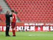 Kölns Trainer Friedhelm Funkel (l) und Kapitän Jonas Hector reden nach dem Spiel miteinander. Foto: Rolf Vennenbernd/dpa-Pool/dpa