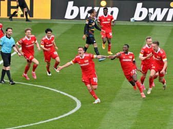 Unions Stürmer Max Kruse (M) jubelt mit seinen Teamkameraden nach seinem Tor in der Nachspielzeit zum späten 2:1-Sieg gegen RB-Leipzig. Foto: John Macdougall/AFP-Pool/dpa Unions Stürmer Max Kruse (M) jubelt mit seinen Teamkameraden nach seinem Tor in der Nachspielzeit zum späten 2:1-Sieg gegen RB-Leipzig. Foto: John Macdougall/AFP-Pool/dpa