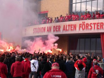 Die Spieler von Union Berlin feiern den Europapokal-Einzug mit ihren Fans. Foto: Michael Sohn/AP-Pool/dpa Die Spieler von Union Berlin feiern den Europapokal-Einzug mit ihren Fans. Foto: Michael Sohn/AP-Pool/dpa