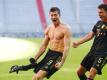 Weltfußballer Robert Lewandowski (l) hat Gerd Müllers Bundesliga-Bestmarke übertroffen und ist nun alleiniger Rekordtorschütze in einer Spielzeit. Foto: Matthias Schrader/AP-Pool/dpa