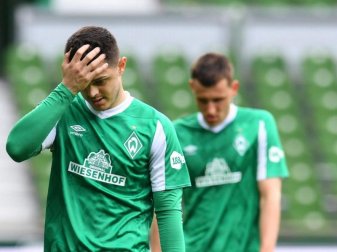 Einst Hoffnungsträger, nun Absteiger: Maximilian Eggestein (hinten) und Milot Rashica nach der Heimpleite gegen Gladbach. Foto: Carmen Jaspersen/dpa Einst Hoffnungsträger, nun Absteiger: Maximilian Eggestein (hinten) und Milot Rashica nach der Heimpleite gegen Gladbach. Foto: Carmen Jaspersen/dpa