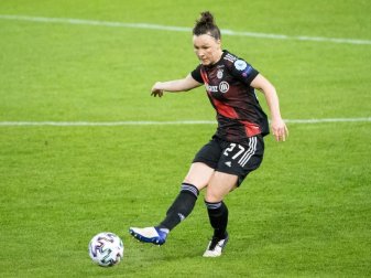 Bayerns Marina Hegering spielt den Ball. Foto: Matthias Balk/dpa Bayerns Marina Hegering spielt den Ball. Foto: Matthias Balk/dpa