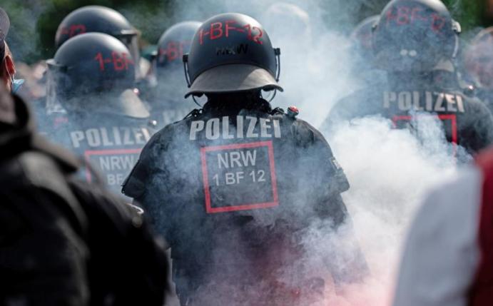 Vor dem Vonovia Ruhrstadion hat es nach dem Aufstieg des VfL Bochum viel Polizeiaufkommen geben müssen. Foto: Fabian Strauch/dpa
