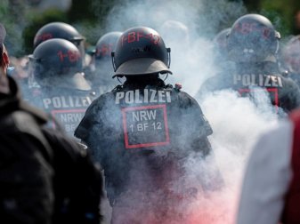 Vor dem Vonovia Ruhrstadion hat es nach dem Aufstieg des VfL Bochum viel Polizeiaufkommen geben müssen. Foto: Fabian Strauch/dpa Vor dem Vonovia Ruhrstadion hat es nach dem Aufstieg des VfL Bochum viel Polizeiaufkommen geben müssen. Foto: Fabian Strauch/dpa