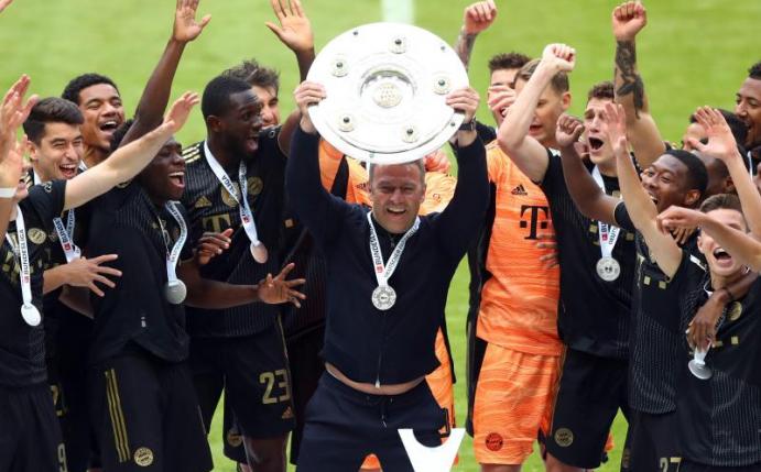 Der scheidende Bayern-Trainer Hansi Flick mit der Meisterschale. Foto: Matthias Schrader/AP-Pool/dpa