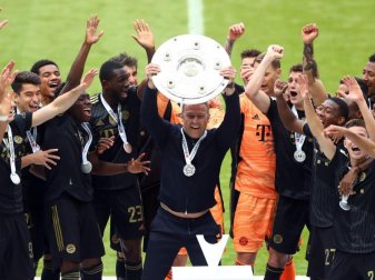 Der scheidende Bayern-Trainer Hansi Flick mit der Meisterschale. Foto: Matthias Schrader/AP-Pool/dpa Der scheidende Bayern-Trainer Hansi Flick mit der Meisterschale. Foto: Matthias Schrader/AP-Pool/dpa