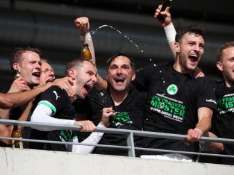 Die Fürther Spieler feiern den Bundesliga-Aufstieg. Foto: Daniel Karmann/dpa Die Fürther Spieler feiern den Bundesliga-Aufstieg. Foto: Daniel Karmann/dpa