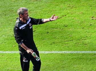 Kölns Trainer Friedhelm Funkel trifft mit seinem Team in der Relegation auf Holstein Kiel. Foto: Soeren Stache/dpa-Pool/dpa Kölns Trainer Friedhelm Funkel trifft mit seinem Team in der Relegation auf Holstein Kiel. Foto: Soeren Stache/dpa-Pool/dpa