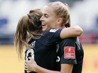Nationalstürmerin Laura Freigang (r) freut sich auf das Pokalfinale. Foto: Uwe Anspach/dpa Nationalstürmerin Laura Freigang (r) freut sich auf das Pokalfinale. Foto: Uwe Anspach/dpa
