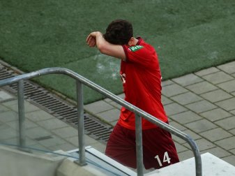 War nach der Kölner Heimpleite gegen Kiel sichtlich angefressen: FC-Kapitän Jonas Hector. Foto: Rolf Vennenbernd/dpa Pool/dpa War nach der Kölner Heimpleite gegen Kiel sichtlich angefressen: FC-Kapitän Jonas Hector. Foto: Rolf Vennenbernd/dpa Pool/dpa