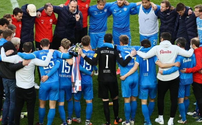 Noch auf dem Kölner Rasen schört Holstein-Coach Ole Werner seine Spiele auf das Rückspiel in Kiel ein. Foto: Rolf Vennenbernd/dpa Pool/dpa