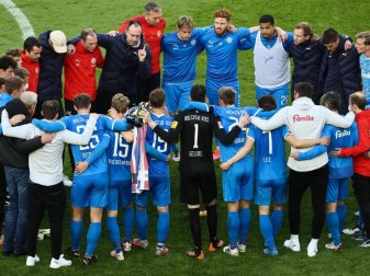 Noch auf dem Kölner Rasen schört Holstein-Coach Ole Werner seine Spiele auf das Rückspiel in Kiel ein. Foto: Rolf Vennenbernd/dpa Pool/dpa Noch auf dem Kölner Rasen schört Holstein-Coach Ole Werner seine Spiele auf das Rückspiel in Kiel ein. Foto: Rolf Vennenbernd/dpa Pool/dpa