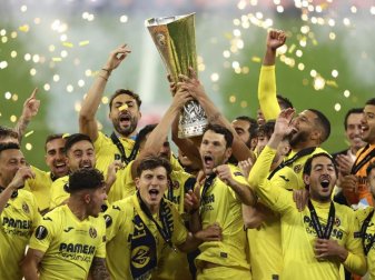 Villarreals Spieler heben den Pokal und feiern ihren Sieg. Foto: Maja Hitij/Pool Getty/AP/dpa Villarreals Spieler heben den Pokal und feiern ihren Sieg. Foto: Maja Hitij/Pool Getty/AP/dpa