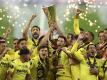 Villarreals Spieler heben den Pokal und feiern ihren Sieg. Foto: Maja Hitij/Pool Getty/AP/dpa