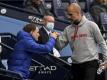 Man-City-Trainer Pep Guardiola (r) und Chelsea-Coach Thomas Tuchel sind befreundet. Foto: Shaun Botterill/Pool Getty/AP/dpa