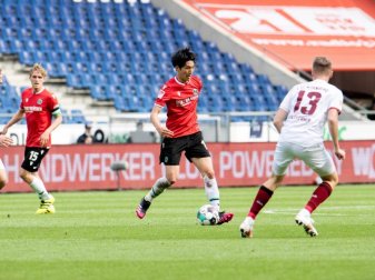 Genki Haraguchi (M.) kommt aus Hannover nach Berlin-Köpenick. Foto: Hauke-Christian Dittrich/dpa Genki Haraguchi (M.) kommt aus Hannover nach Berlin-Köpenick. Foto: Hauke-Christian Dittrich/dpa