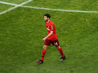 Der Kölner Jonas Hector war nach der Niederlage vom Reporter genervt. Foto: Rolf Vennenbernd/dpa Pool/dpa