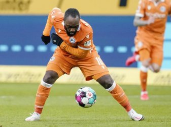 Beendet mit 29 seine aktive Laufbahn: Reinhold Yabo. Foto: Uwe Anspach/dpa Beendet mit 29 seine aktive Laufbahn: Reinhold Yabo. Foto: Uwe Anspach/dpa